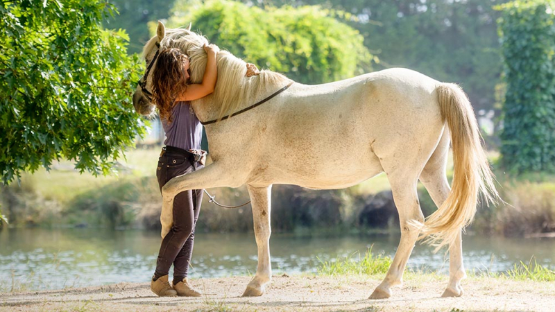 Невероятно приключение: Шведката и нейната бяла кобила прекосиха  реки и пустини