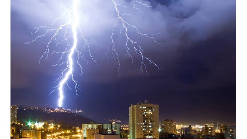 Мълния порази мъж насред бурята в София