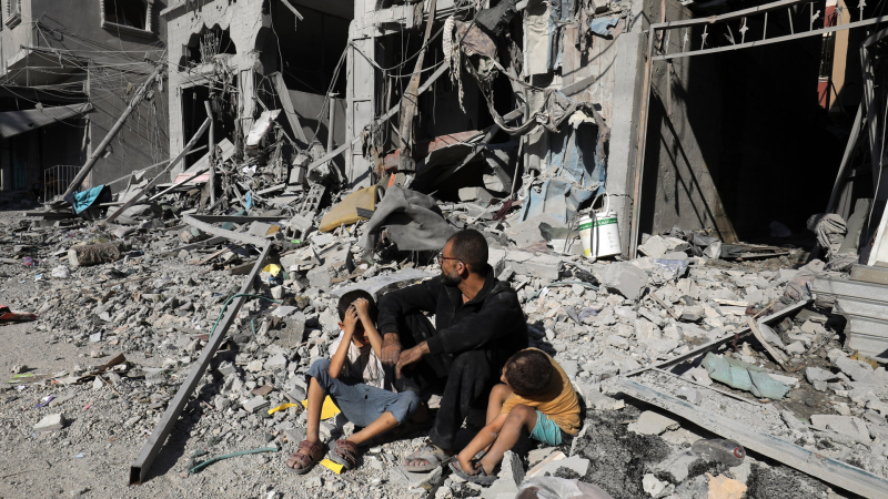 Израел обстрелва и "безопасните" зони в Газа, десетки жени и деца са избити