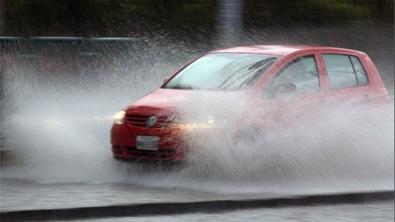 Седем правила за безопасно шофиране в дъжда 