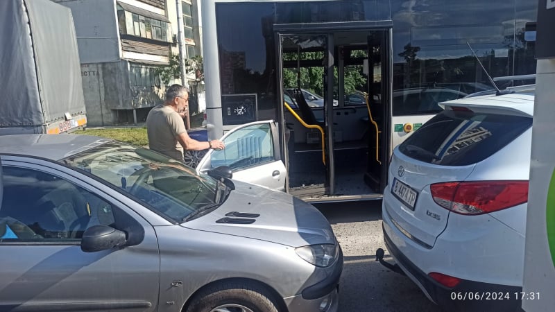 Куриозна катастрофа с автобус затапи Варна СНИМКА