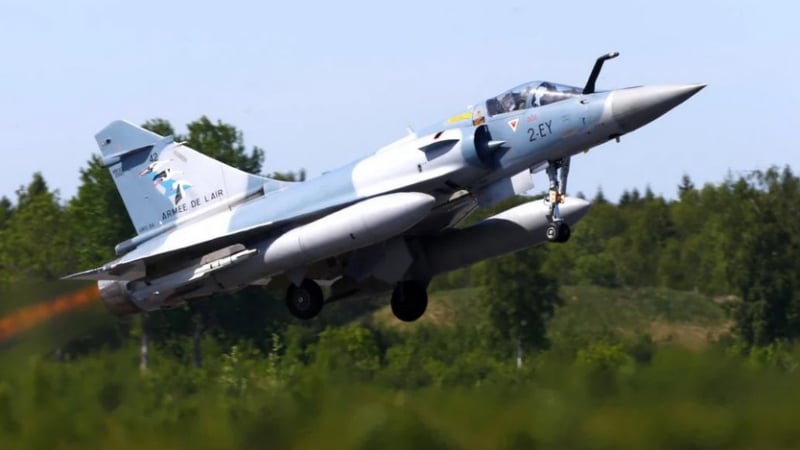 Франция ще предостави военни самолети на Украйна 