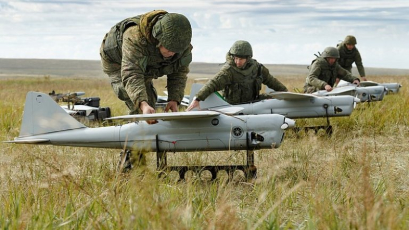Украински дронове прелетяха рекордно разстояние, за да ударят руско летище 