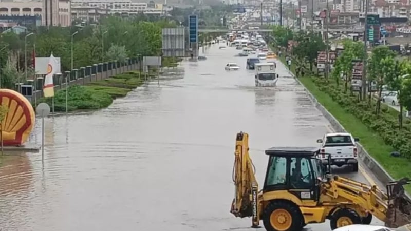 Библейски потоп удари Анкара, улиците са под вода СНИМКИ 