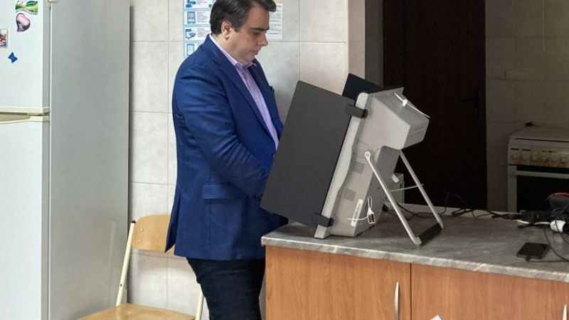 Отвори му се парашутът: Асен Василев успя да гласува 