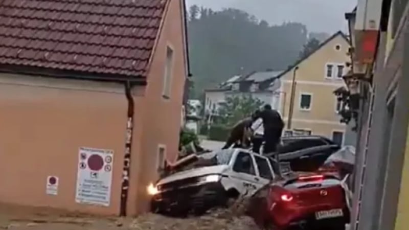 Всички по домовете! Смъртоносна стихия удари Австрия