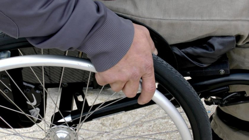 Копаем дъното: Отказаха електрическа количка на пенсионер без крака