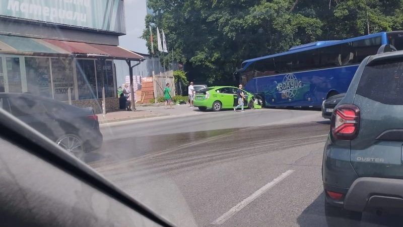Сигнал до БЛИЦ: Ужас в София: Такси се заби в автобус с деца