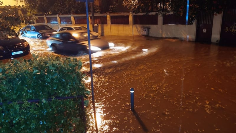 Мощна стихия удари Букурещ, всичко е под вода СНИМКИ