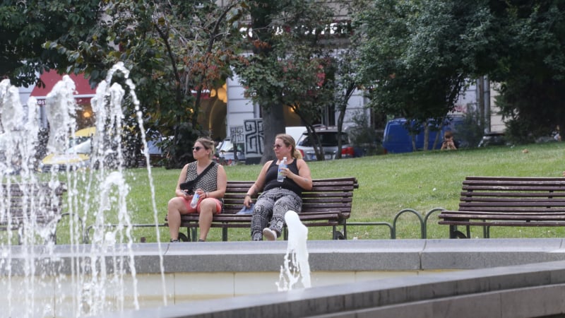 Адска жега: БЧК раздава безплатно вода в София
