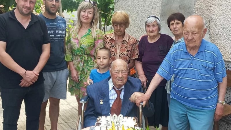 Дядо Делчо удари 100 г. и сподели тайната на дълголетието