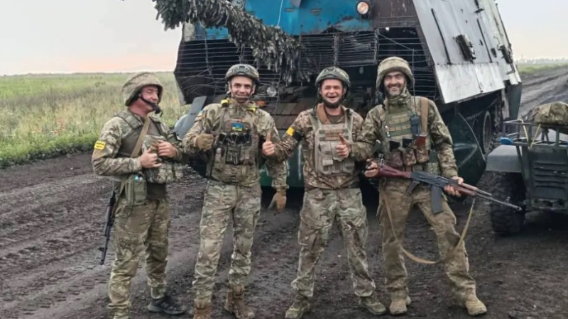 Бойци от ВСУ взеха като трофей руски танк-костенурка заедно с екипажа 