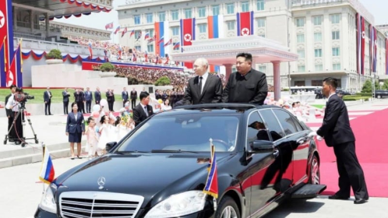 Путин затрупа с дарове своя другар Ким Чен Ун, а получи...
