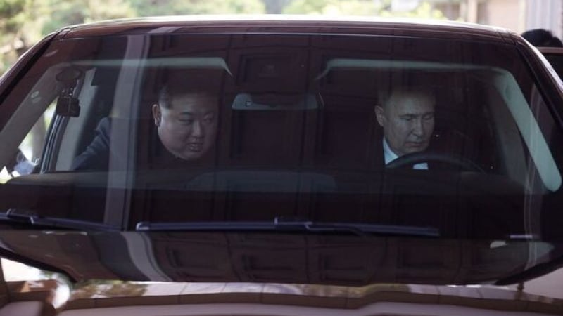 Путин качи Ким Чен-ун на руска лимузина и го разходи из Пхенян 