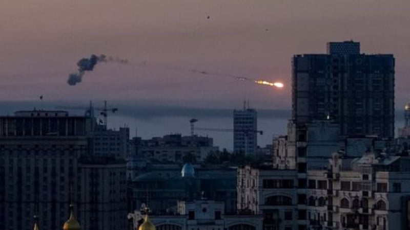 Вой на сирени в цяла Украйна, а киевски дронове с мощен удар по... СНИМКА
