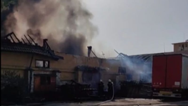 Страшно е: Черен дим обгърна Русе, градът не помни такъв пожар СНИМКИ