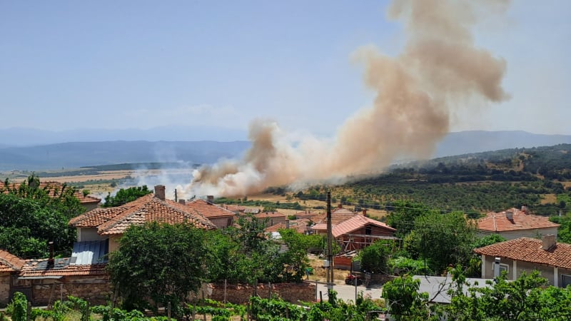 Извънредна ситуация: Облаци дим вдигнаха накрак цяло село в Пазарджишко, хвърчат пожарни СНИМКИ