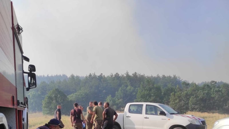 Големият пожар край Боримечково е овладян, но пожарната няма да си тръгва