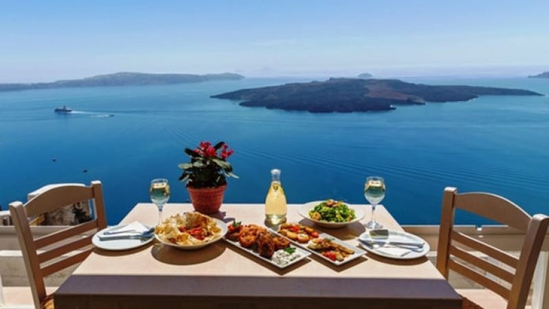 Истина ли е? Пловдивски адвокат изброи какво е ял и пил за 42 евро в Гърция