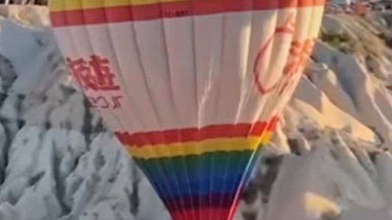 Кошмар: Въздушен балон с туристи се разби в планина 