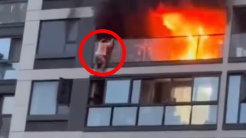Мъж се спаси от пожар със скок от 7-ия етаж СНИМКИ
