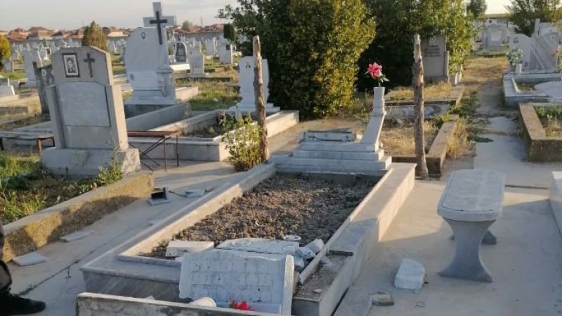 Зловещо и грозно: Станалото на гробищата в Нова Загора възмути всички СНИМКИ