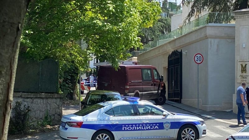 Ужас в Белград: Забиха стрела във врата на жандармерист пред израелското посолство, последва смърт СНИМКИ