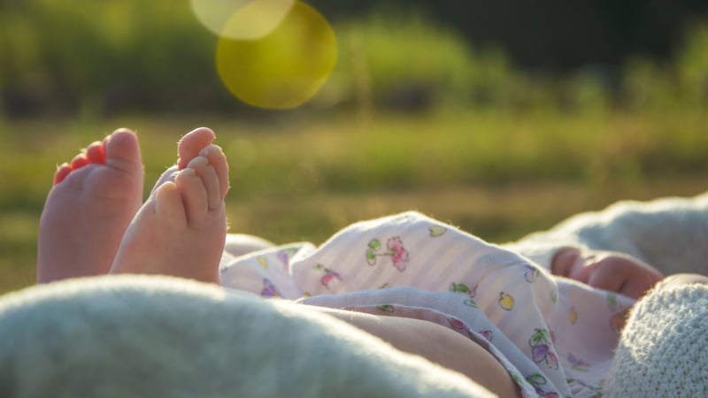 Родилка и бебето ѝ, свързани с пъпната връв, бяха намерени в тревата пред хотел