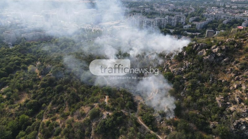 Истински ад: Гъст дим се издига от Младежкия хълм, пожарникари борят стихията