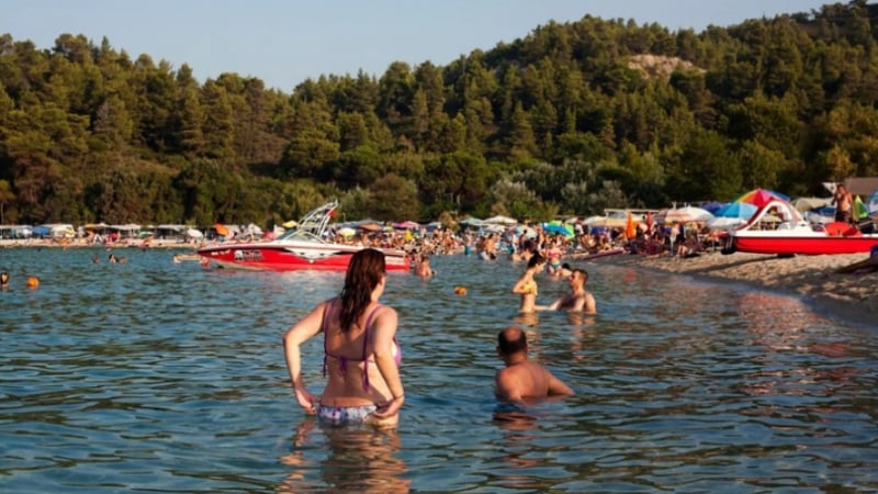 Сръбкиня изрева от як секс в любим на българите курорт в Гърция, прати мъжа си при жребеца