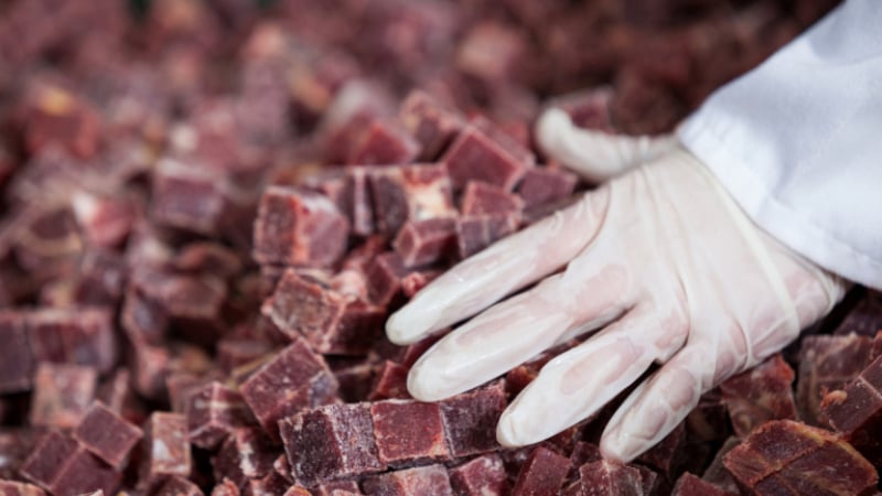 В Русия започнаха да си лепят месото, за да е по-евтино 