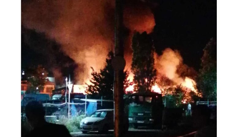 Пожар бушува в София, има много опожарени автомобили ВИДЕО