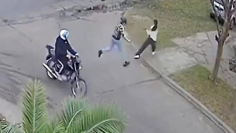 Бандити нападнаха крехка девойка на улицата, но им се случи случка ВИДЕО 