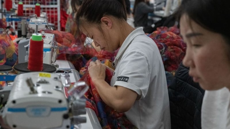 Опасни китайски дрехи заливат родния пазар! 