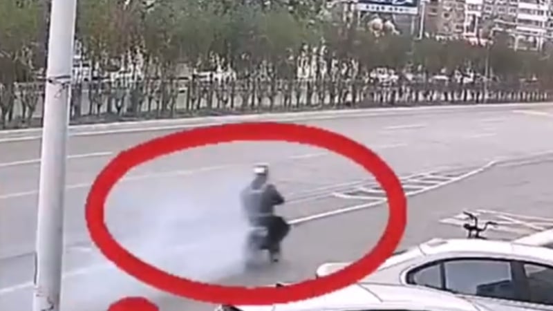Зрелищни ВИДЕА: Скутер с мъж експлодира и пламна като факла на пътя