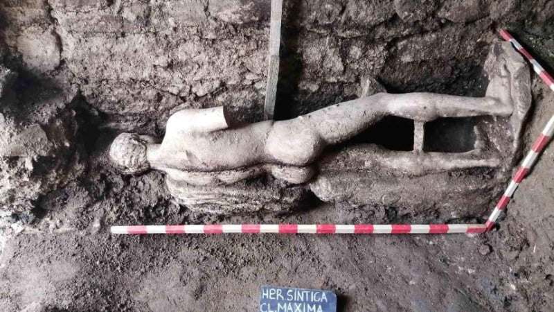 Уникална находка! Откриха статуя на божество в Хераклея Синтика
