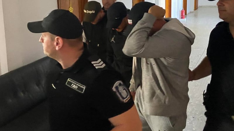 Тримата наркобарони от Свети Влас пристигнаха оковани в съда ВИДЕО