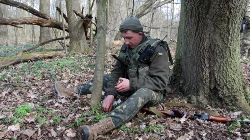 Почти половината от украинците смятат, че не е срамно да се криеш военна служба