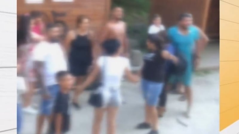Кошмар: Цяла тумба роми скочиха да бият мъж на спирка в София ВИДЕО