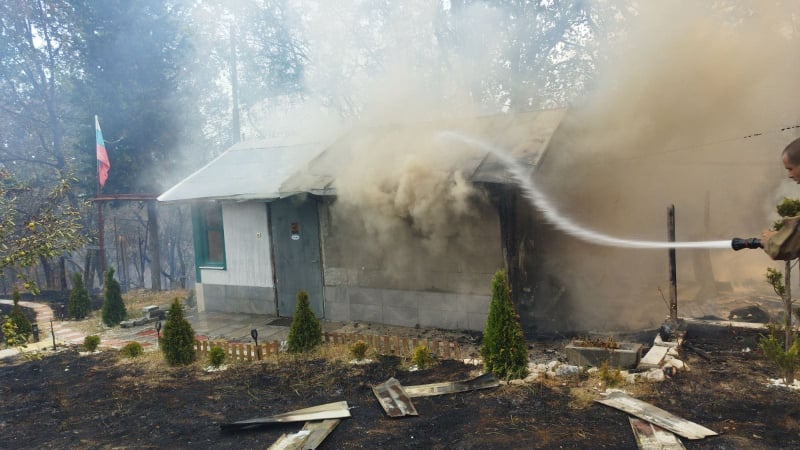 Страшно е! 30 вили в Пловдивско са на пепел, дойдоха военните СНИМКИ