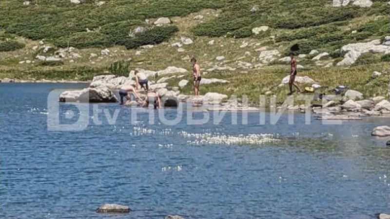 Група туристи влезе и се изкъпа в едно от Седемте рилски езера СНИМКИ
