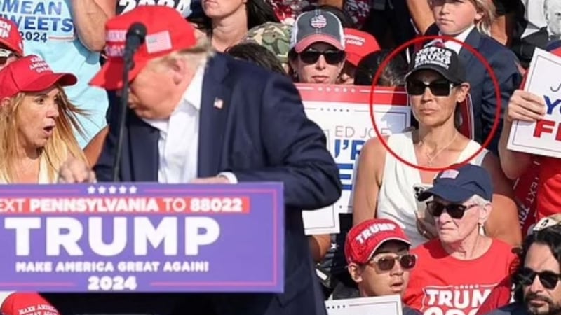 Жена в бяло прави нещо много странно зад Тръмп докато стрелят по него ВИДЕО