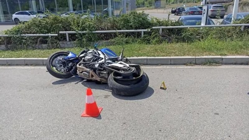 Мотоциклетист е с опасност за живота след катастрофа в Несебър