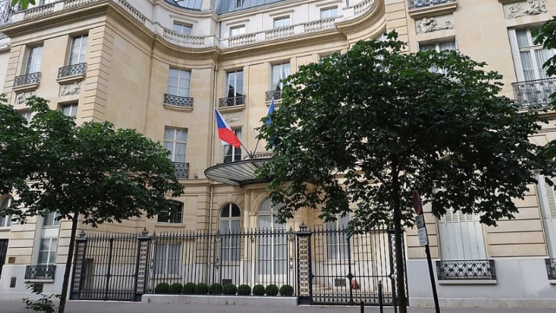 Огнен инцидент: Пламна посолство в близост до Айфеловата кула в Париж