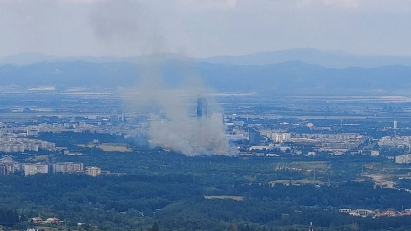 Огромен пожар в София, черен дим души голям квартал СНИМКИ