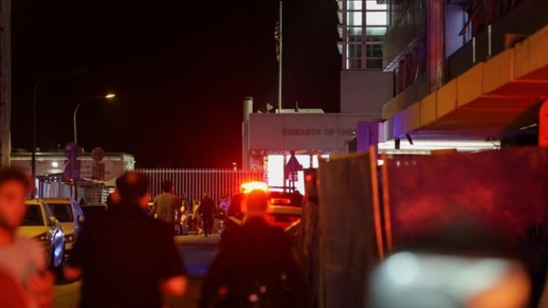 Мощна експлозия: Дрон камикадзе се взриви близо до US посолство СНИМКИ