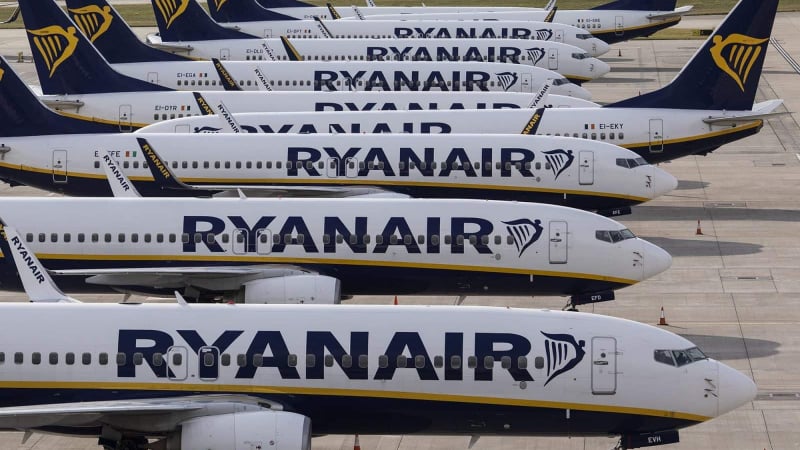 Светът спря: Ryanair отменя полети заради срива, изгоряха куп българи