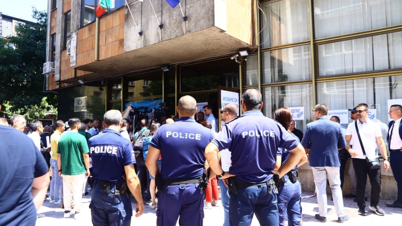 Отцепниците от ДПС атакуват вандалски централата на партията ВИДЕО