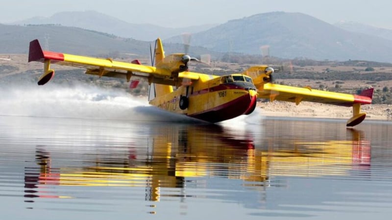 Без лодки в този язовир, испански самолет ще гребе вода за пожарите 