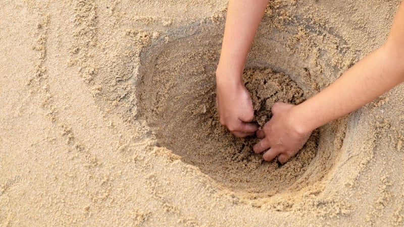 Защо не трябва да копаем дупки в пясъка на плажа - може да е смъртоносно 